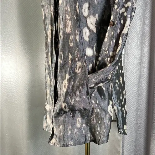 HILTON HOLLIS Gray Patterned Button