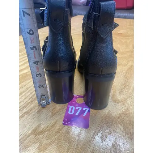 Cole Haan  Women's 7 B Black Leather Block Heel Side Zip Round Toe Buckle Bootie