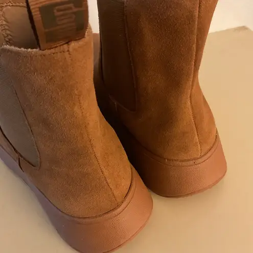FitFlop women chestnut brown suede platform Chelsea boots size. 9.5