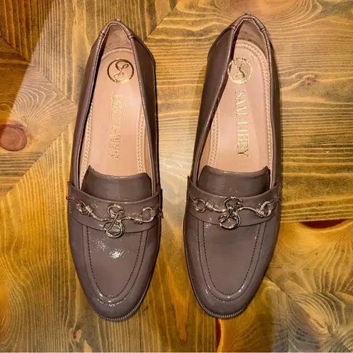 Sam & Libby Brielle Loafers Taupe Patent Gold Chain 9.5
Quiet Luxury Old Money