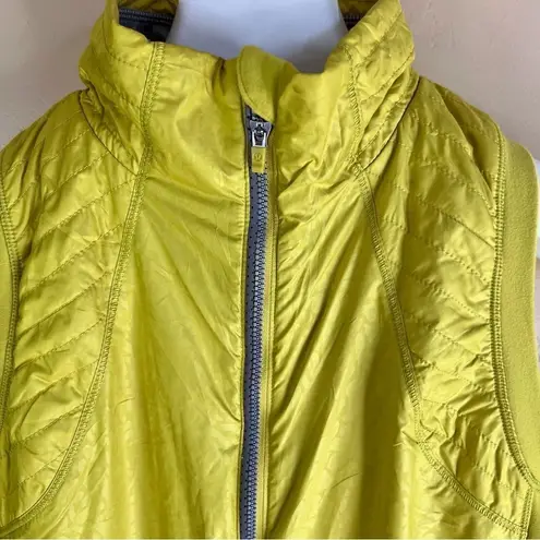 Lululemon  Rebel Runner Vest Petal Cam Embossed Almost Pear Size 4 Outdoor Active - Image 3