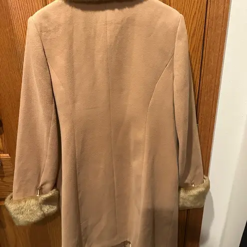 Dolce Collection Faux Fur Trim Coat Women’s dress Coat Embroidered Size Medium Tan