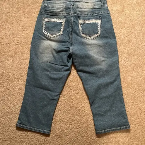 Truth Be Told distressed blue jean capris Size 8