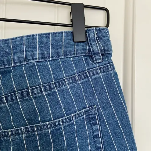 NWOT | Women’s regular waist striped denim shorts — size 4‎ Blue