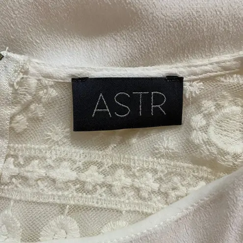ASTR  The Label White Lace Detail Short Sleeve Dress Women’s Size (small) Elegant
