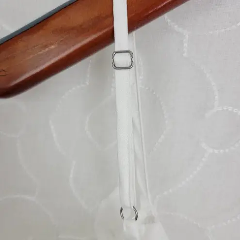 Gimmicks by BKE Gimmicks Womens Blouse Size Medium Cream/White Floral Sheer Sleeveless V-Neck