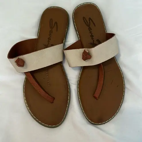 Seven7 size 9 cream and tan faux leather flip flops sandals EUC No box