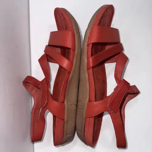 Baretraps Janus Gorpcore Red Strappy Faux Leather Flat Adjustable Sandals Sz 10