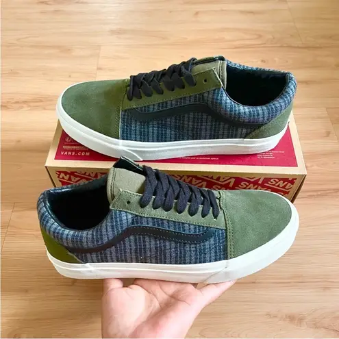 Vans  Old Skool 'Olive Blue'
VN000CP5BMB Women 9.5 US Mens
8.0 US