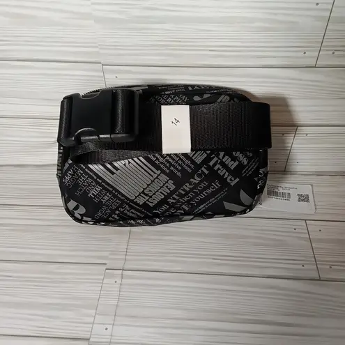 Lululemon  everywhere Belt Bag manifesto print 1 liter