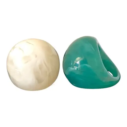 2 NIP Trendy Acrylic Fashion Big Rings In Ivory And Green Size 7