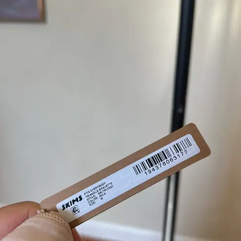 SKIMS  Fits Everybody Triangle bralette color Mica size M NWT‎