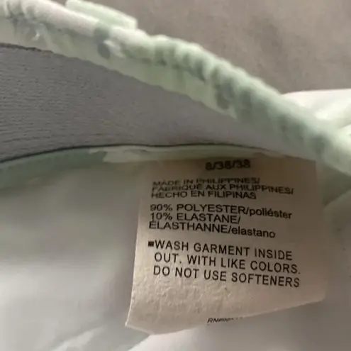 Under Armour  Women's Light Green White Lightweight DriFit Athletic Shorts Sz 8