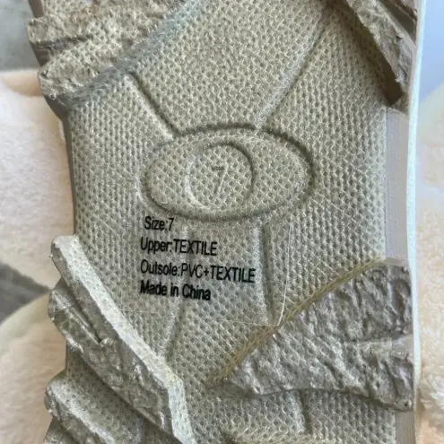 Olivia Miller  Off White Beige Ivory Buckle Two Strap Slipper Sandals Size 7 NEW