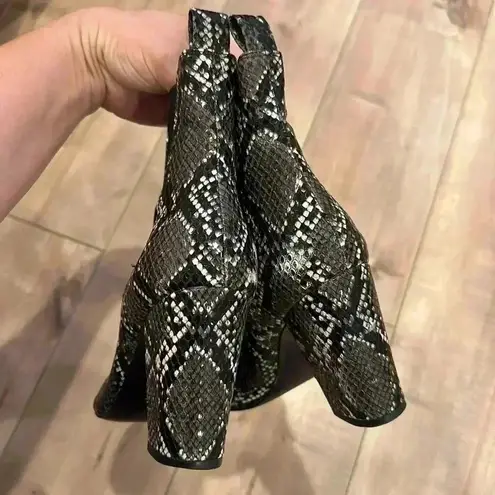 Steve Madden  Subtle Grey Snake Booties Boots Sz 6 thumbnail 7