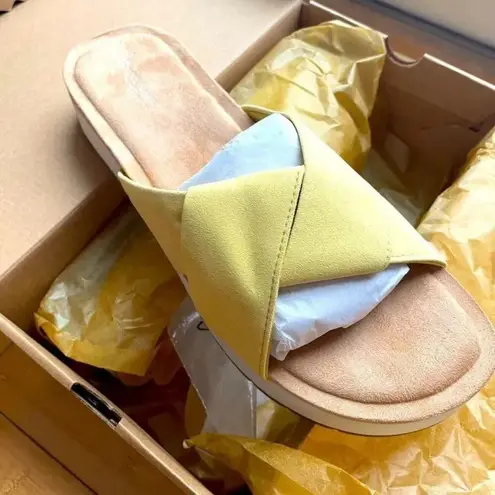 Koolaburra by Ugg Carenza twist slide sandal in Pale Banana size 11 new in box Yellow