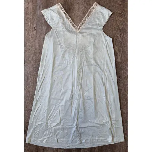 Vintage Light Green Nightgown lace embroidery Size S cottagecore shabby chic