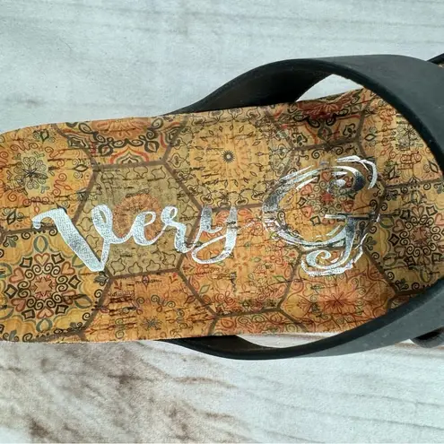 Very G Black Metallic Crisscross Strappy Sandals Contoured Footbed NEW