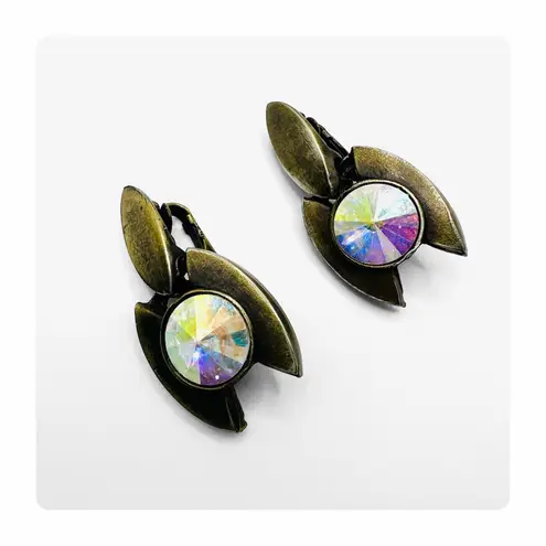 β
Vintage Very unique clip on earrings with iridescent jewel center