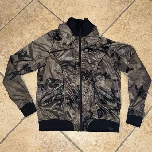 Koral Activewear Windbreaker Evade Running Jacket in Camo Black Army Green Sz XS