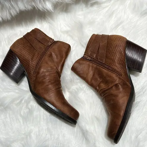 Baretraps  Reinella Size 8M Brown Zip Buckle Heel Ankle Boots Booties B67