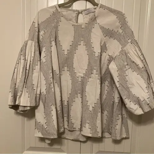 Hunter Bell Top Flowy Puff Sleeve Gray White Geometric Print L