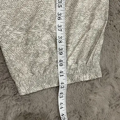 Athleta NWOT Venture Printed Pants Women's Size 26 Gray Lightweight Stretch