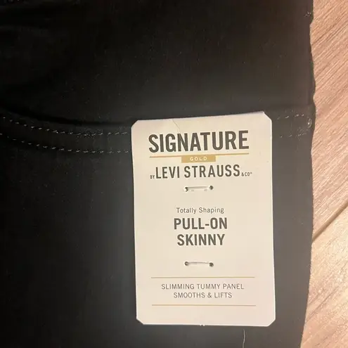 NWT Levi signature Totally Shaping Pull