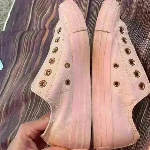Converse Women’s pink leather, low top canvas  sneakers size 7