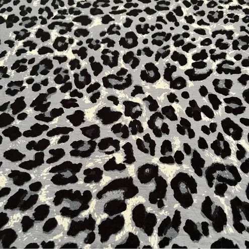 Zenana Outfitters Womens Size Medium Black Grey Gray Leopard Cheetah Animal Print Top Shirt