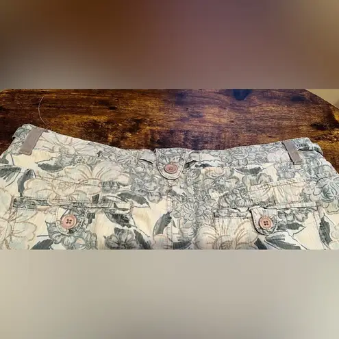 Gloria Vanderbilt | women’s paper bag style shorts. Size: 14