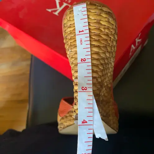 Anne Klein  Akhagan White Leather Wicker Sandals