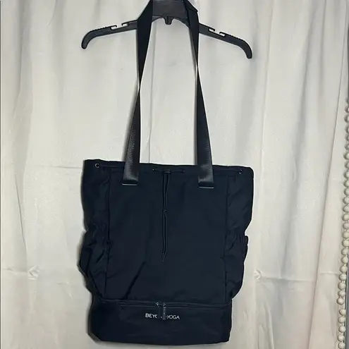 Beyond Yoga NWOT  Convertible Gym Bag Backpack Black