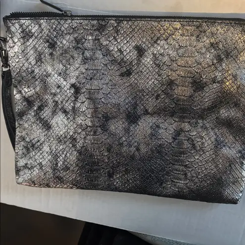 BLACK SILVER METALLIC FAUX SNAKESKIN DESIGN CLUTCH
SOFT PLEATHER LIKE MATERIAL