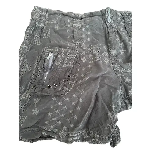 Johnny Was Eyelet Cargo Shorts Women’s Size 10 Gray Green Embroidered Boho