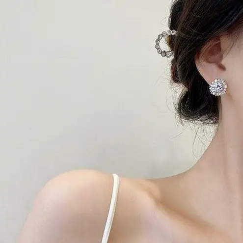 Women's Round Crystal Pearl Stud Earrings White