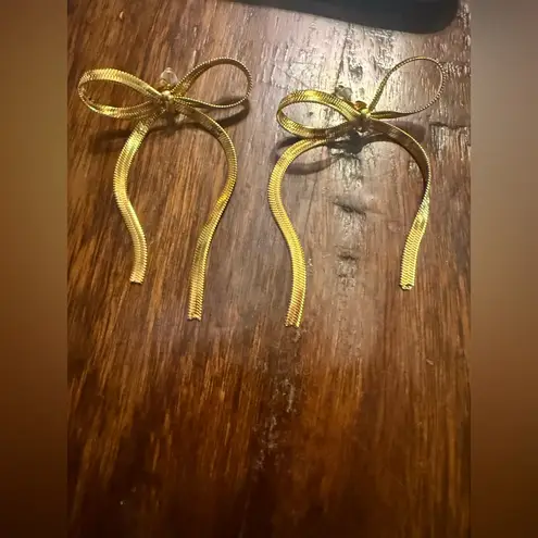 Gold Bow Drop Earrings – Elegant Ribbon Design