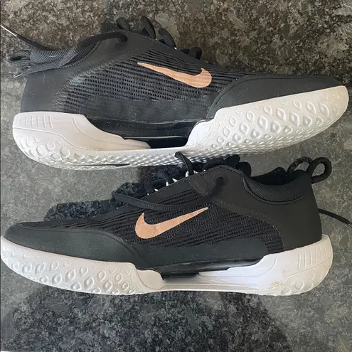 Nike Women's  Zoom Court NXT HC Black Metallic Red Bronze Tennis Sneaker Size 8.5