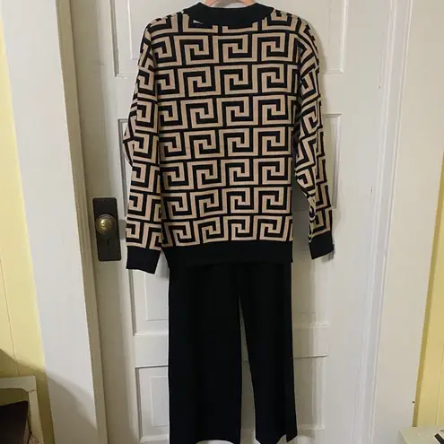 NEW Geometric Patterned Black and Tan Sweater Size undefined