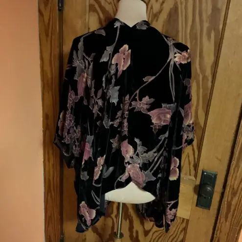 Entro Urban Outfitters Floral Velvety Kimono