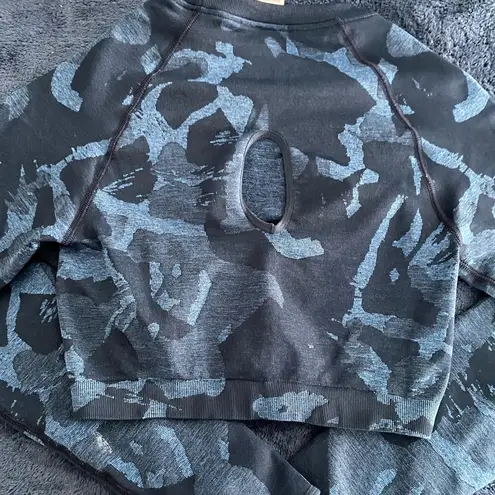 Gymshark Adapt Camo Seamless Crop Top in Midnight Blue/Ash Blue