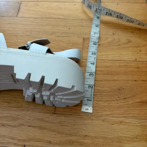 Dolce Vita White Lugged Sole Fisherman Sandals Size 10