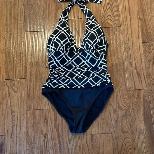 La Blanca black and white geometricāruched side halter one piece size 8