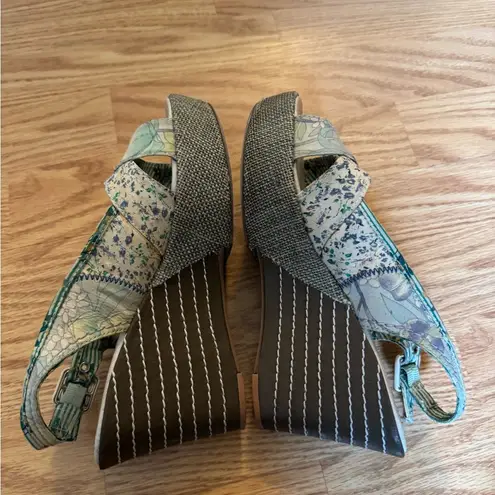 Bobbi Blu Women's Wedge Sandals 8 Blue Foral cottage