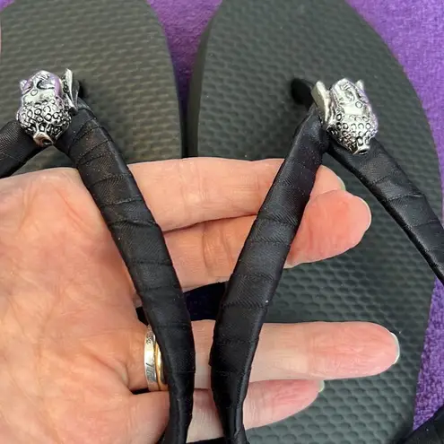 Old Navy NWOT  size 5.5 customized black flip flops black ribbon Buddha charm - Image 6