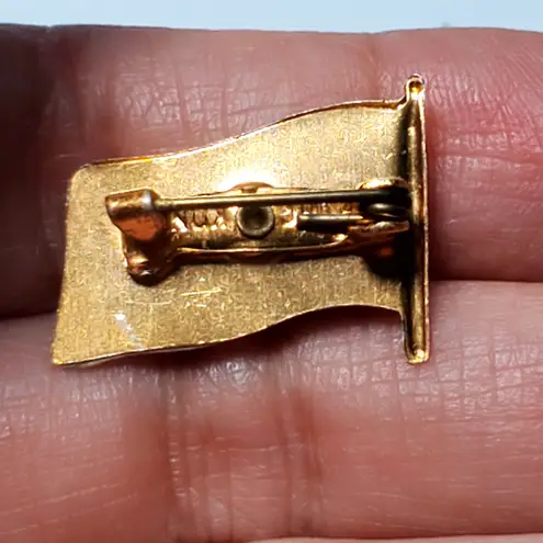 Vintage Ireland Irish Paper Flag Gold Tone Aluminum Pin Hong Kong