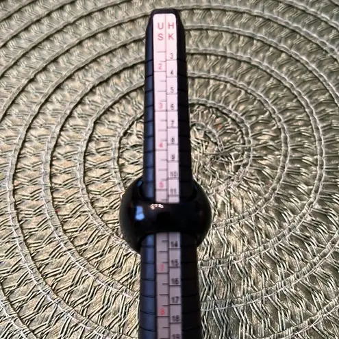 Simply stunning navy blue with gold colored trim and crystals flower ring EUC Size 6