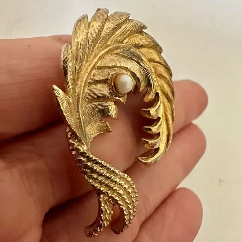 Gold tone vintage curved feather pearl brooch
