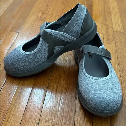 NWT Ped Lite Rose gray Y2K trendy fabric Mary Jane shoes, size 9 W fall preppy