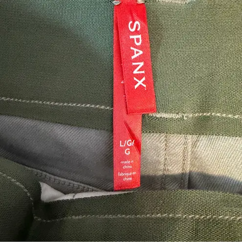 Spanx  Stretch Twill Camo Shorts size Large pull on tummy shaping 4-way stretch